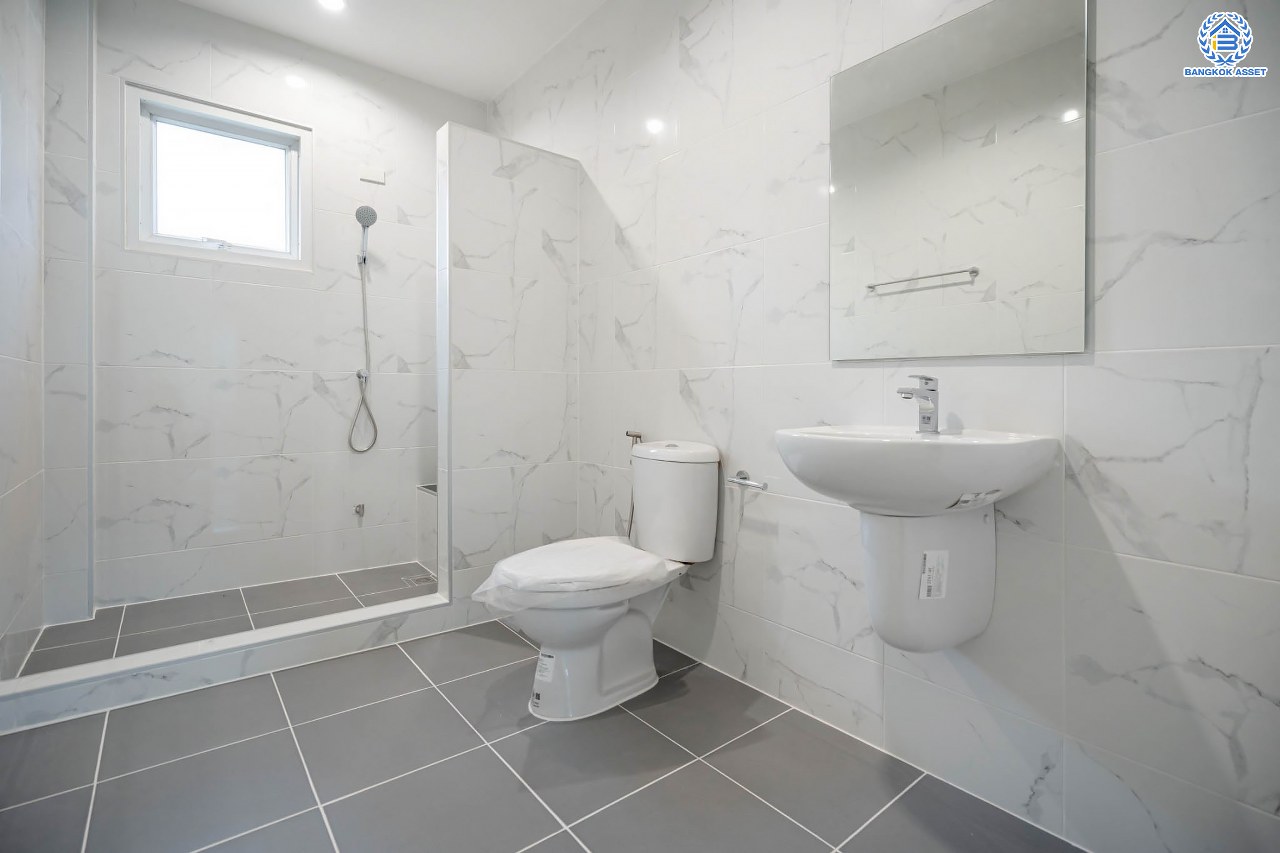 บ้านมือสองตกแต่งใหม่ โครงการ มัณฑิกา กาญจนาฯ-บางบอน รองรับทุกความสุข เนื้อที่ 108.6 ตร.ว. ฟังก์ชัน 3 ห้องนอน 3 ห้องน้ำ 2 ห้องอเนกประสงค์ จอดรถได้ 2 คัน บนทำเลใกล้รถไฟฟ้าสายสีน้ำเงิน "สถานีหลัก2" และจุดขึ้นทางด่วน "พระราม2" และ The Mall บางแค